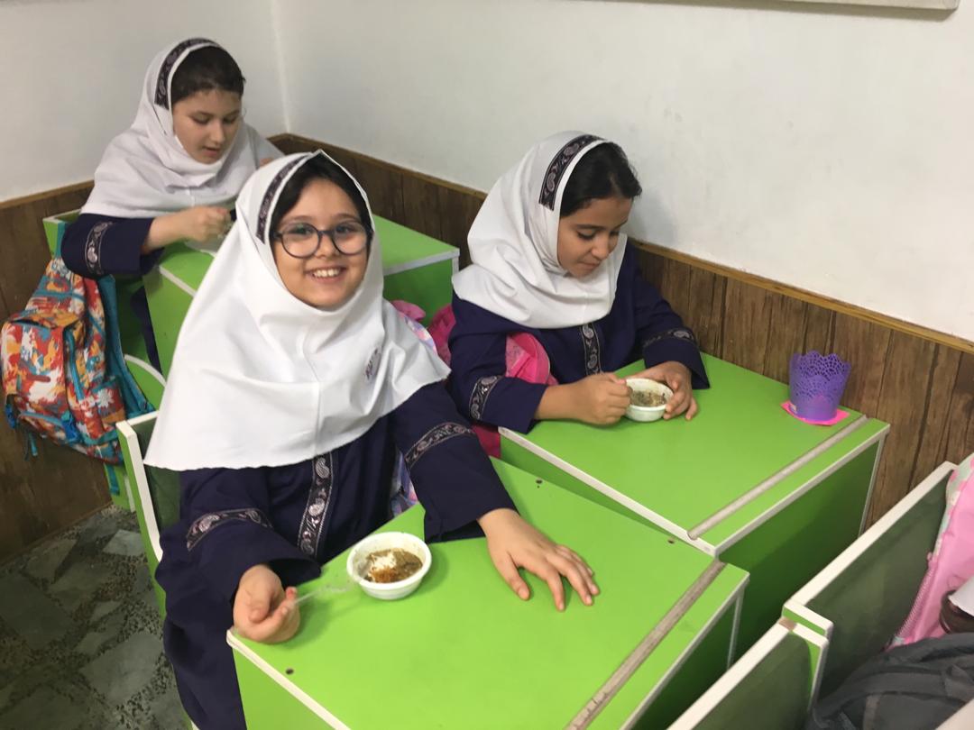 کنفرانس هلیا رسولی در مورد فواید مواد غذایی و پذیرایی از دوستانش
